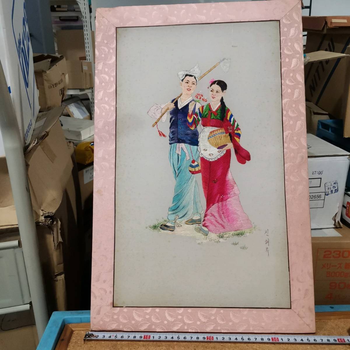 T0723 韓国刺繍絵画 韓国作者名有り 人物 鶴 三線 松 チマチョゴリ 