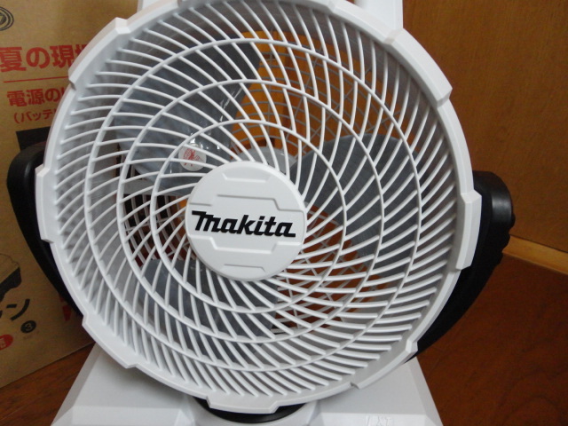 makita マキタ 充電式ファン CF203D ホワイト 試運転のみ 屋外未使用