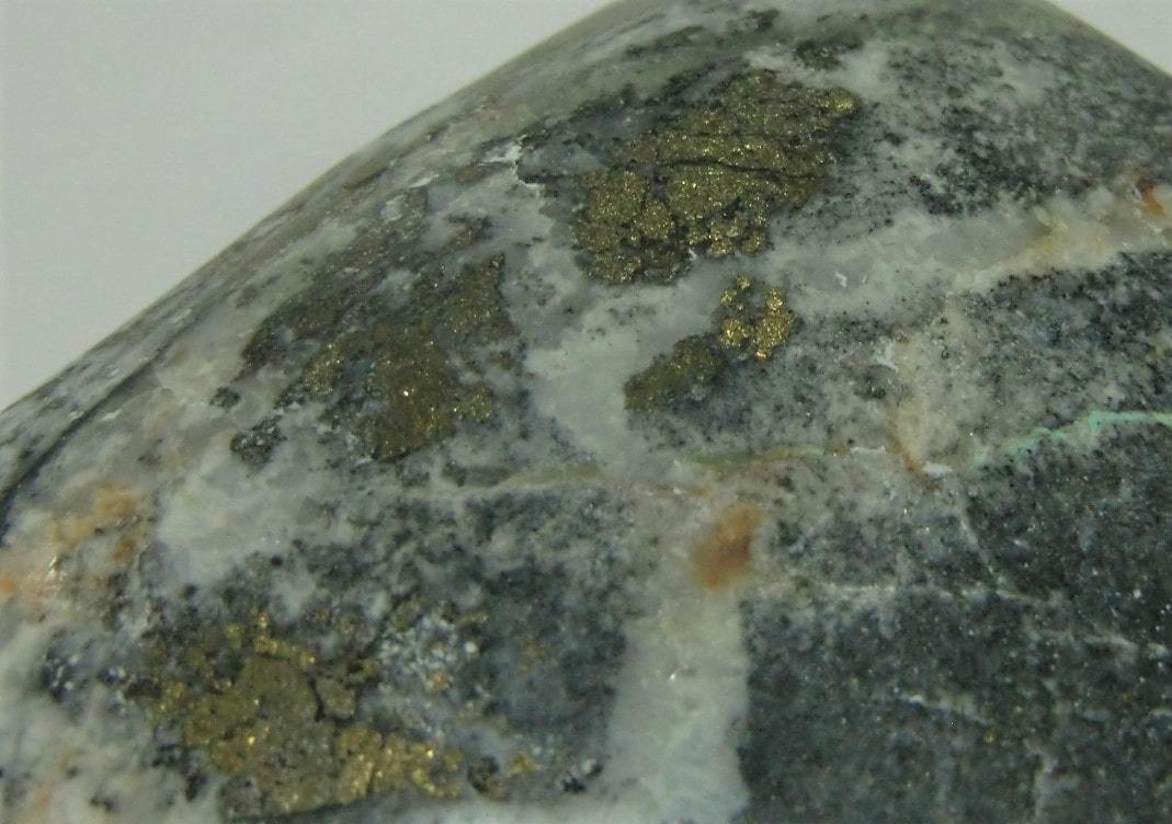新潟県 佐渡金山の金鉱石 研磨品 観賞用台座付き 金銀鉱石 送料込み