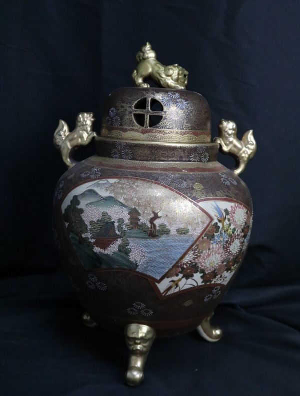 薩摩焼 金襴手色絵金彩 着物美人唐子風景窓絵付 獅子耳大香炉 高さ44cm 薩摩焼 金襴手色絵金彩 着物美人唐子風景窓絵付 獅子耳大香炉 高
