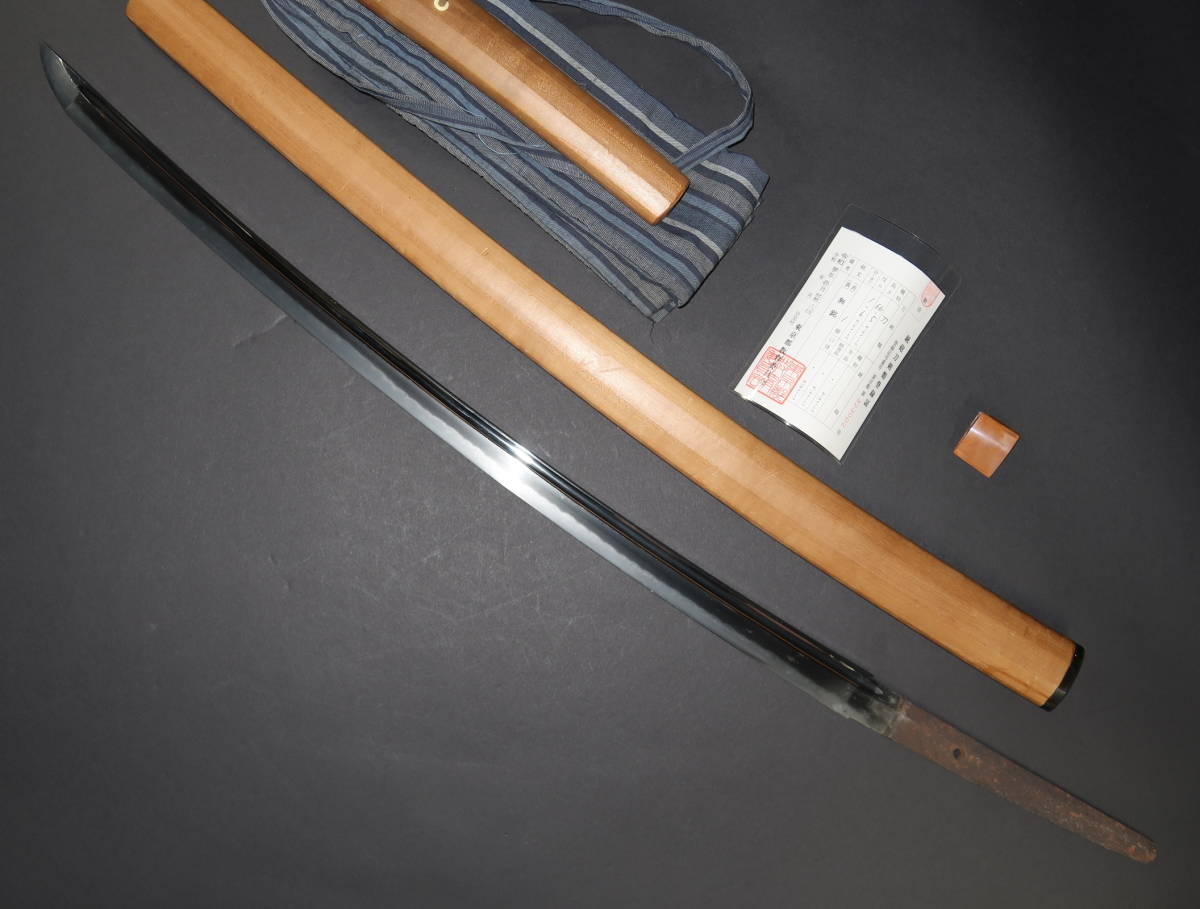 無銘ですが身幅のあるしっかりした刀です.棒樋入.刃長66.5