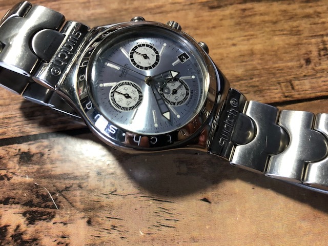 程度良好 レア swatch スウォッチ AG1997 IRONY CHRONO クロノグラフ デイト 薄グレー系 純正SSブレス クオーツ メンズ 腕時計