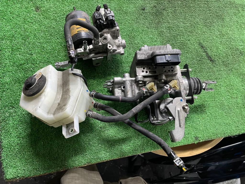42 トヨタ ZVW 30 プリウス ABS アクチュエーター ブースター ポンプ