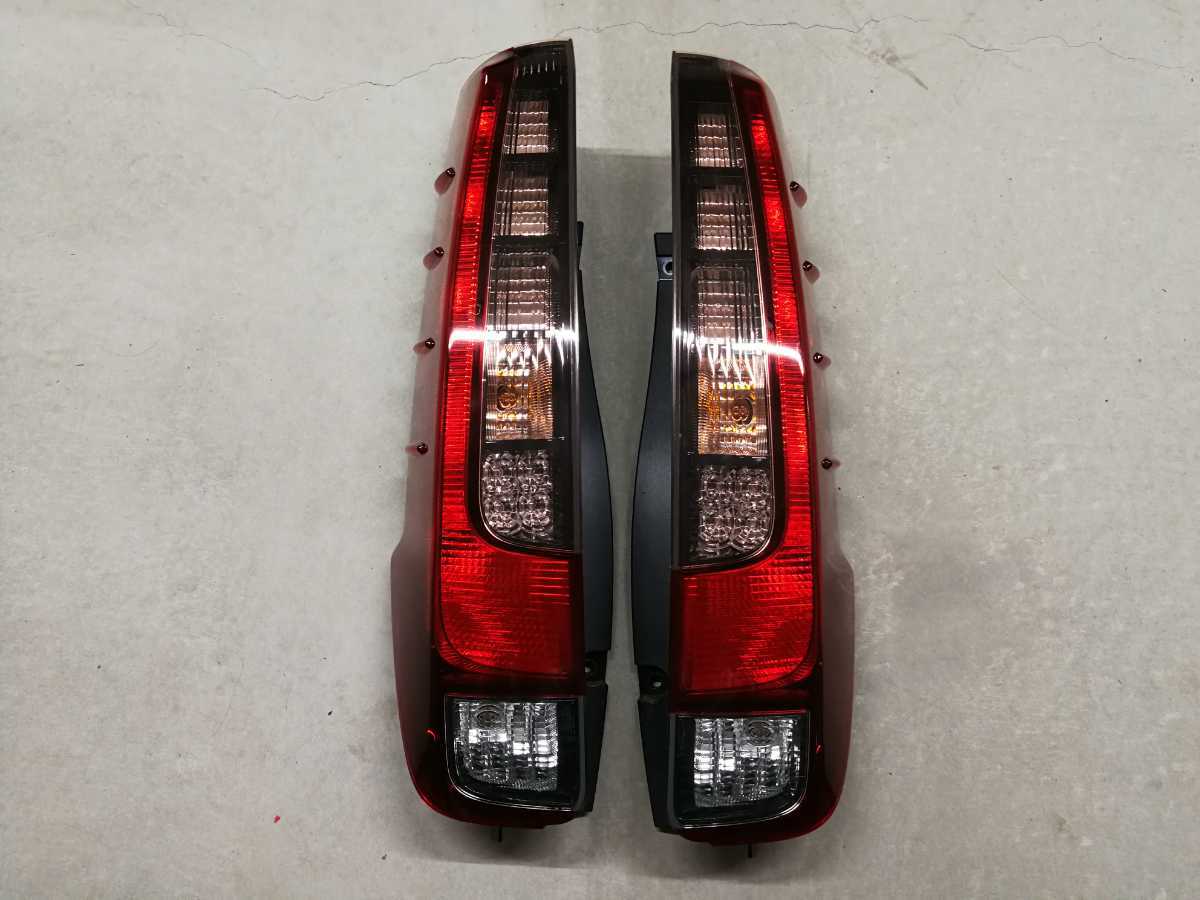 80 ノア エスクァイア 純正テールランプ VOXYにも