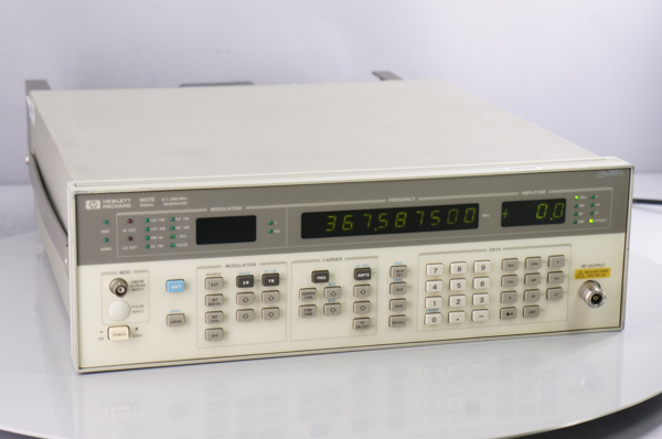 ■hp/8657B SIGNAL GENERATOR■OPT 001■NKZ4