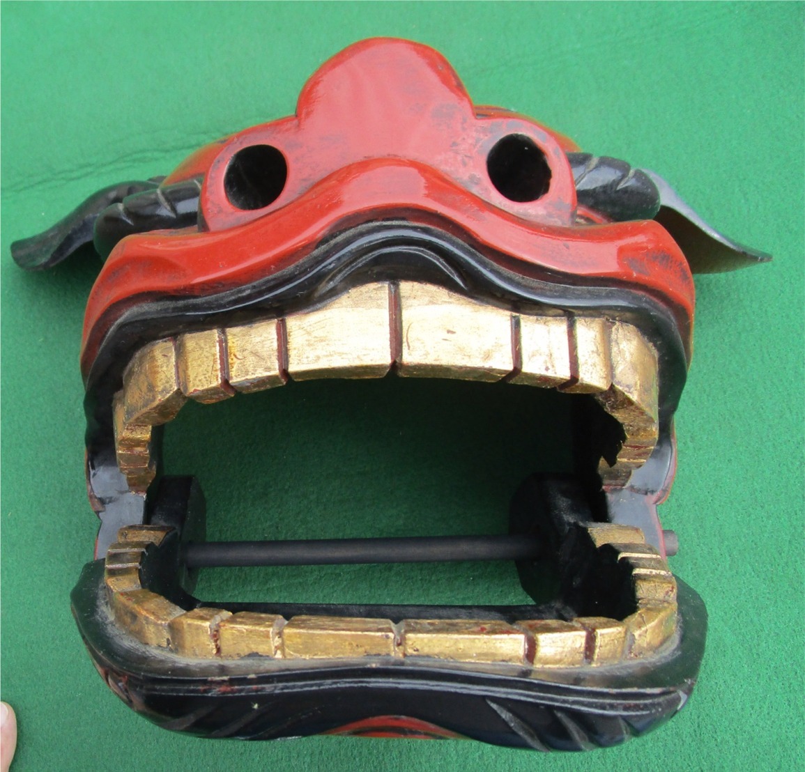 獅子舞 縁起物 神楽面 木彫獅子頭 魔除 朱漆金彩 マント 獅子頭 幅36cm