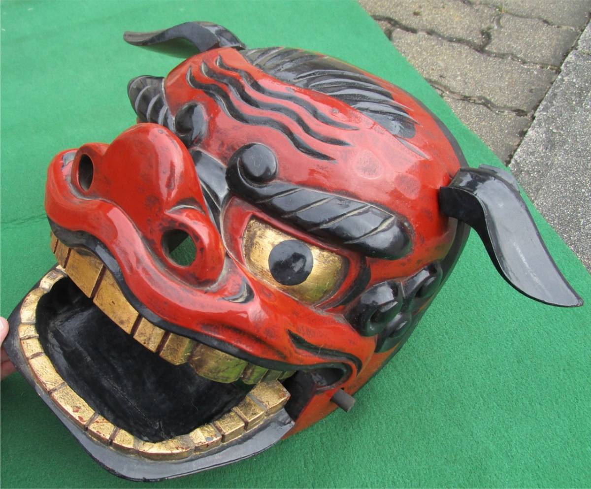 フジオカ様獅子舞 獅子頭 木彫 神楽 厄除け 魔除け 木製 年代物 骨董　（小） 獅子舞 縁起物 神楽面 木彫獅子頭 魔除 朱漆金彩 マント 獅子頭 幅36cm