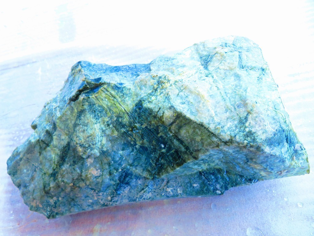 ☆超綺麗見惚れるほど美しい！！！純天然糸魚川翡翠原石超巨大台付き