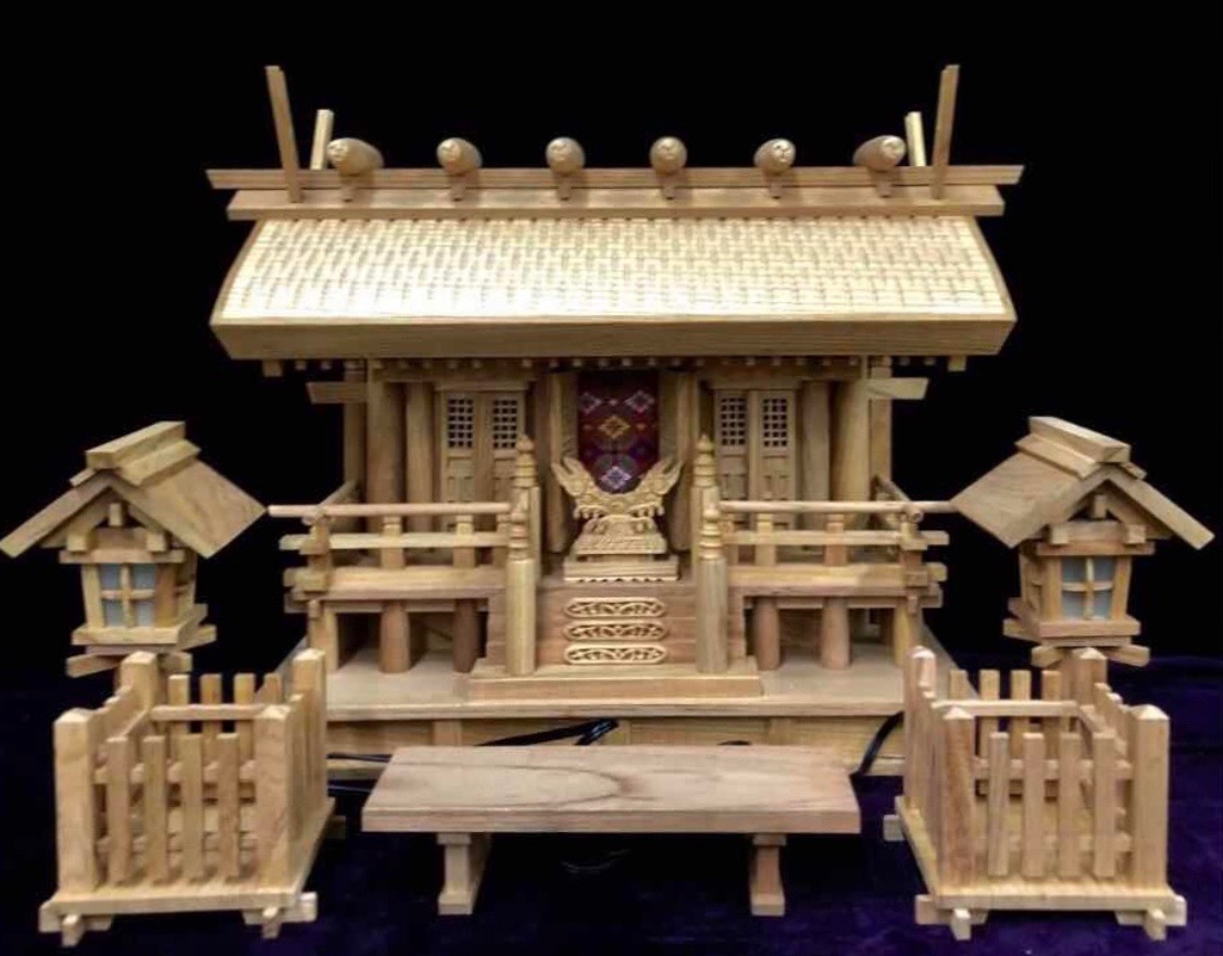 国産ケヤキ材を使用 職人手作り品 厚屋根 彫り屋根三社 神具一式