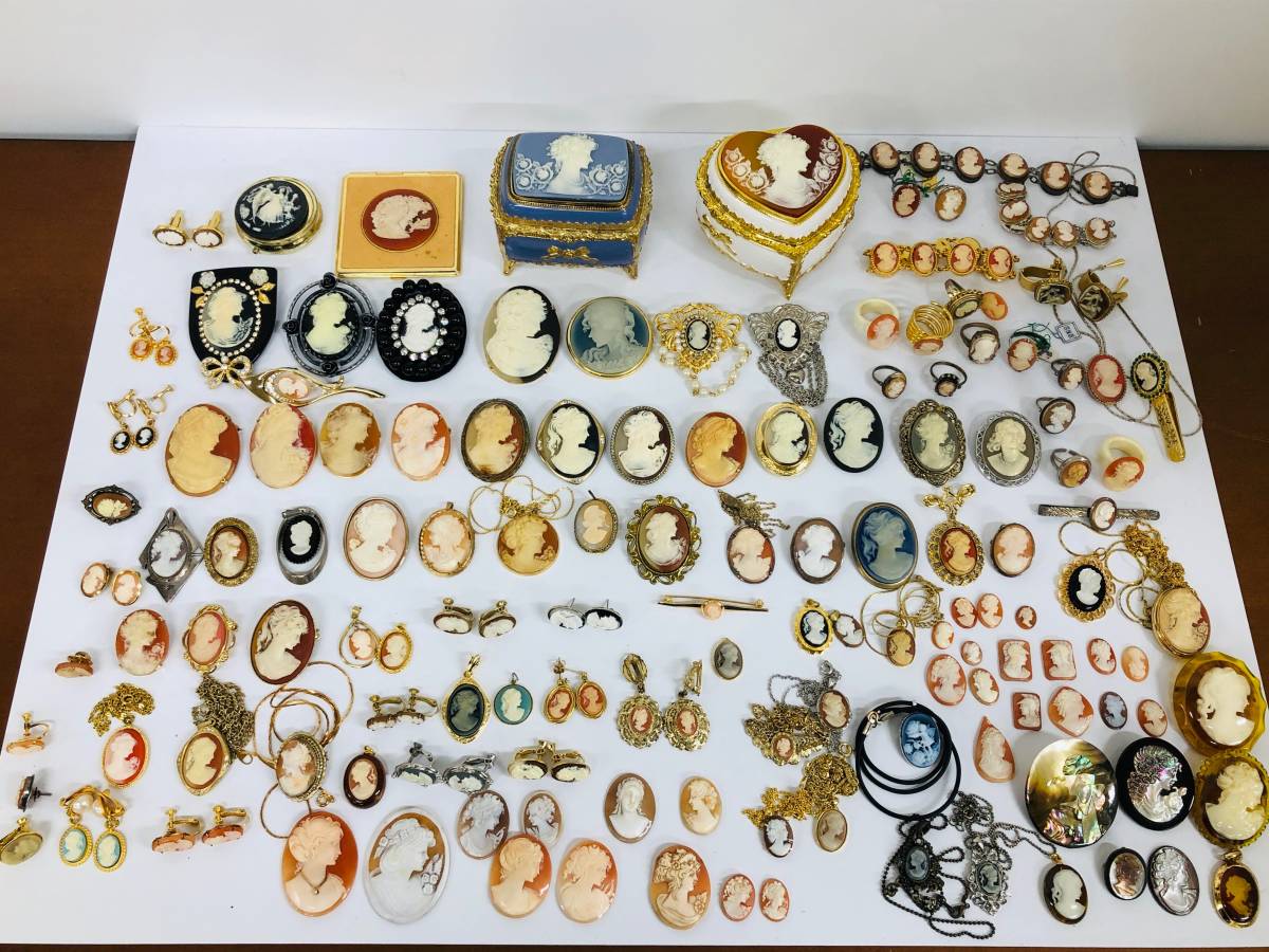 〔MtY677〕アクセサリー　カメオ　超大量！　ブローチ/ネックレス/小物入れ/ルース/指輪/ブレスレット他　コレクション品　80サイズ