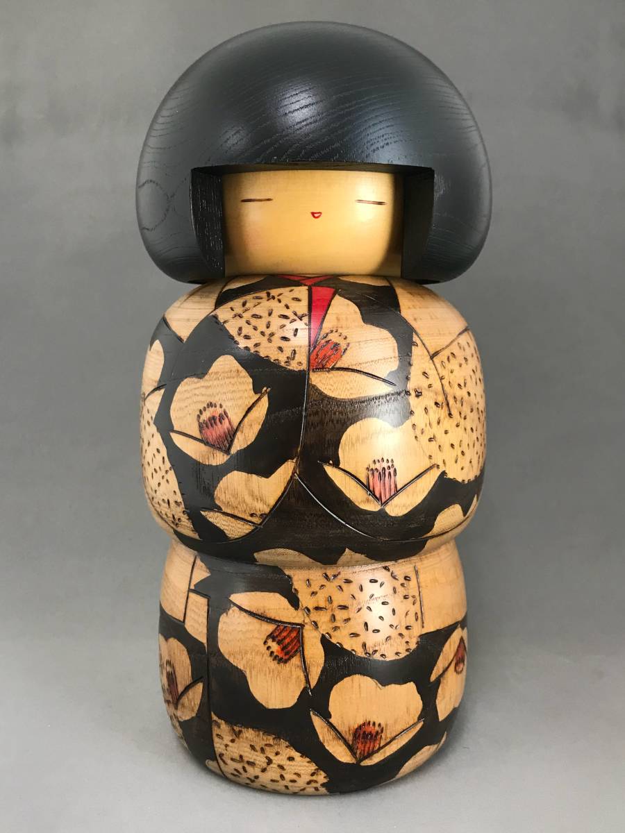 9137 木工芸【 真一郎作 近代こけし 「椿」 】共箱(紙箱)(こけし