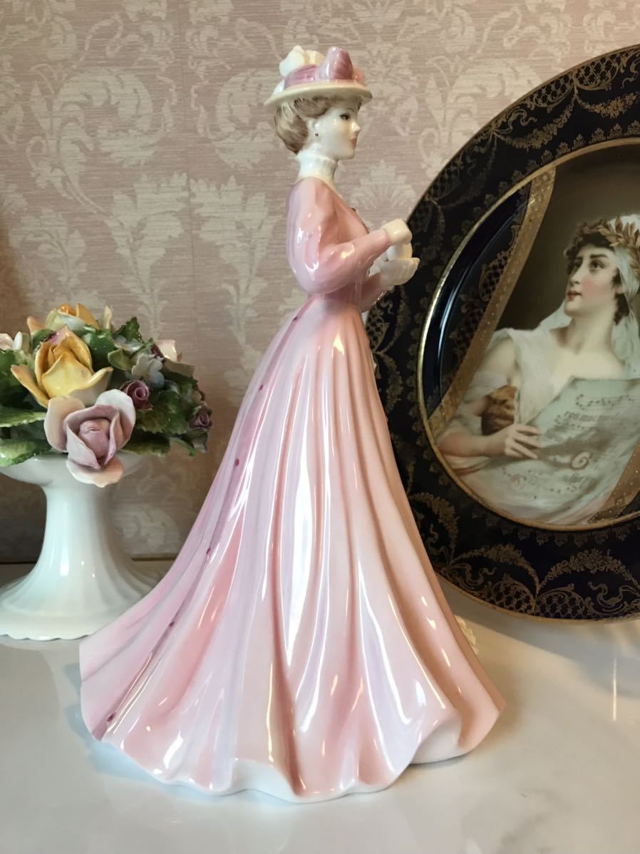 コールポート（Coalport）の可愛いフィギュリン、Debutanteシリーズの
