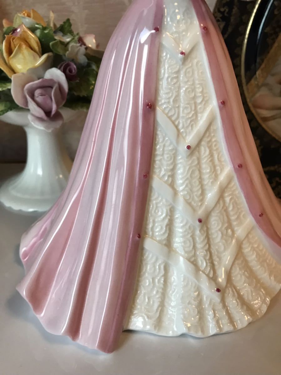 コールポート（Coalport）の可愛いフィギュリン、Debutanteシリーズの