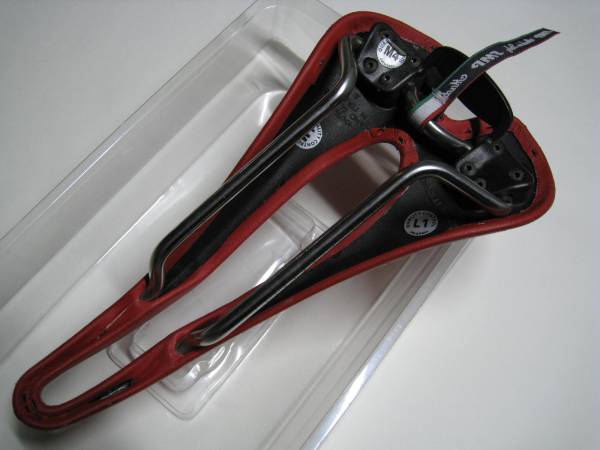 カーボンSELLE セラSMP、COMPOSIT(コンポジット) サドル 赤。 カーボン