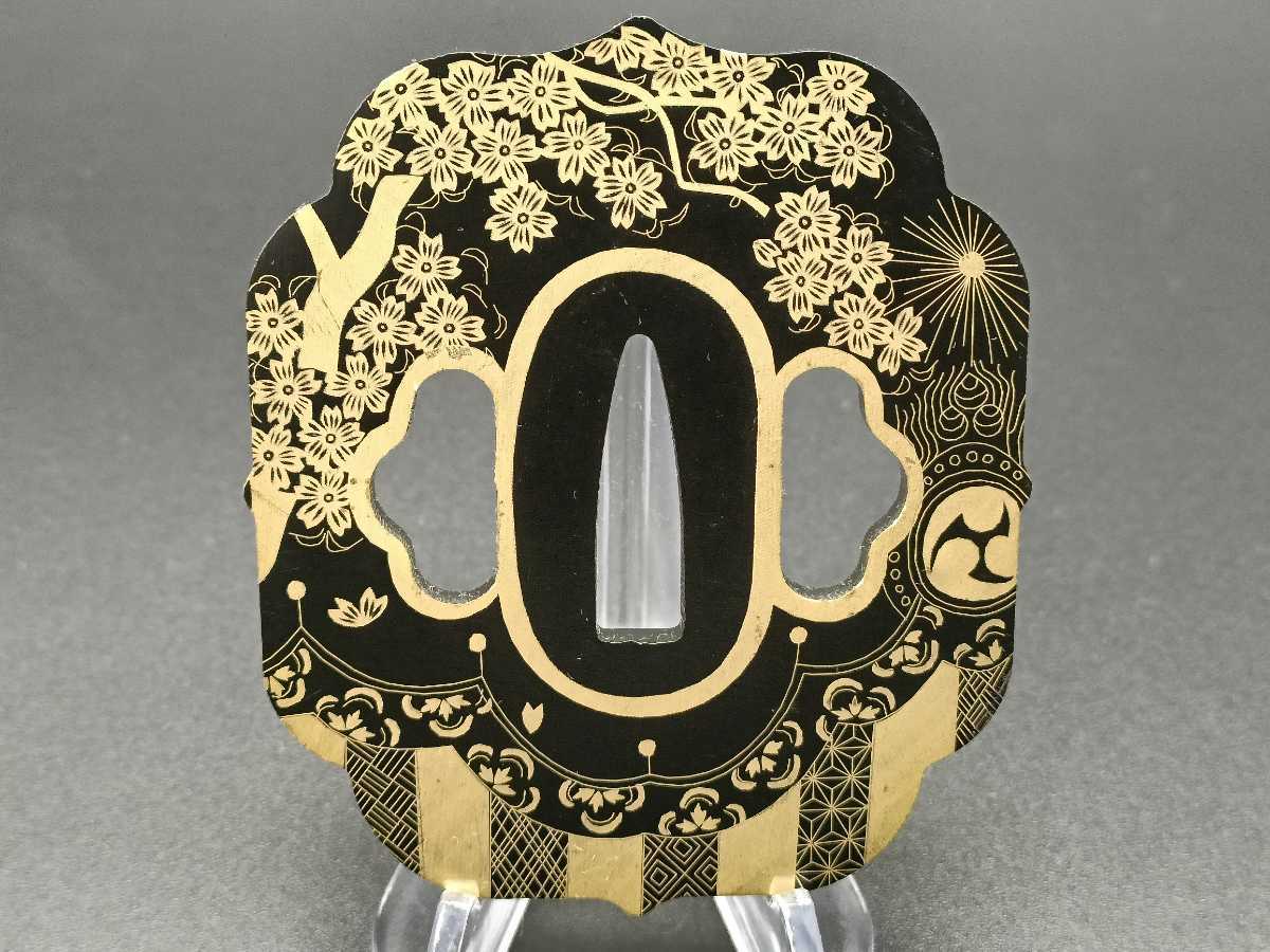 刀装具　鍔　桜彫刻 鉄製 (つば) 江戸時代 日本刀装具 刀鍔 桜院図 細工 鉄製 鍔 刀の鍔 つば 鐔 刀鐔(鍔、刀装具