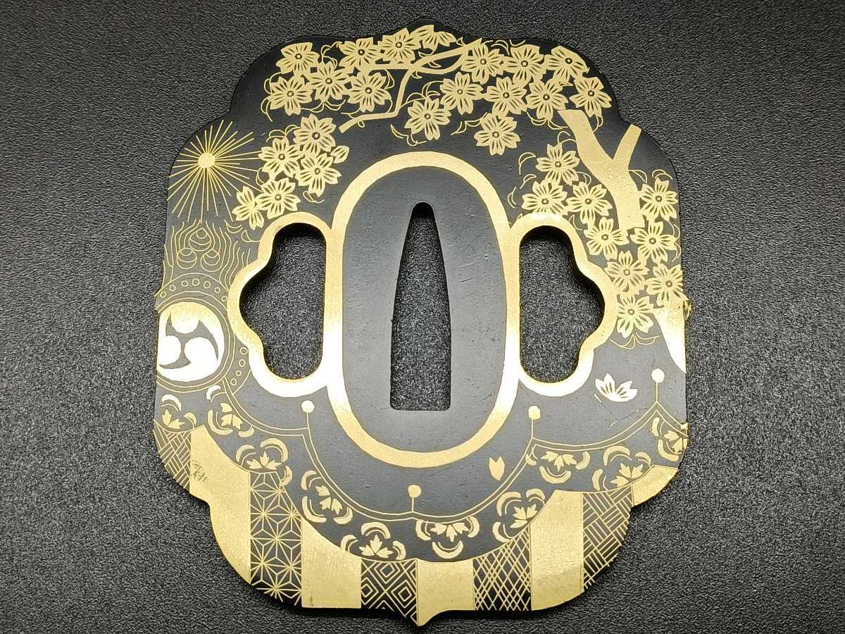 刀装具　鍔　桜彫刻 鉄製 (つば) 江戸時代 日本刀装具 刀鍔 桜院図 細工 鉄製 鍔 刀の鍔 つば 鐔 刀鐔(鍔、刀装具