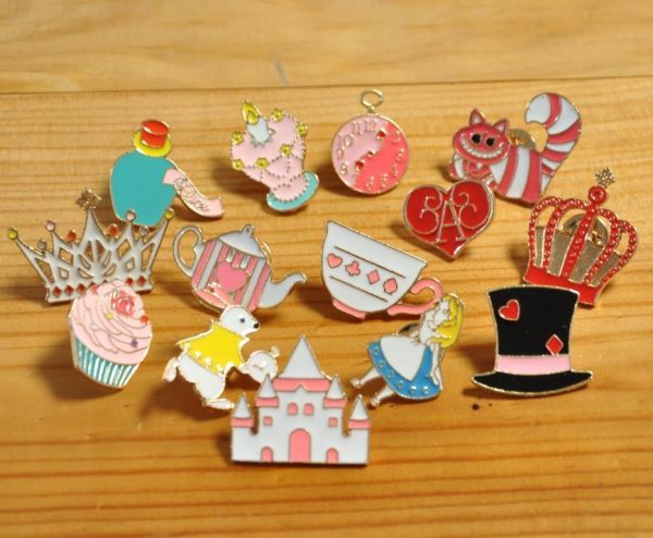 英国 インポート Pins Badge ピンズ ピンバッジ ラペルピン 画鋲 不思議の国のアリス Alice イギリス イングランド UK ENGLAND 14個セット