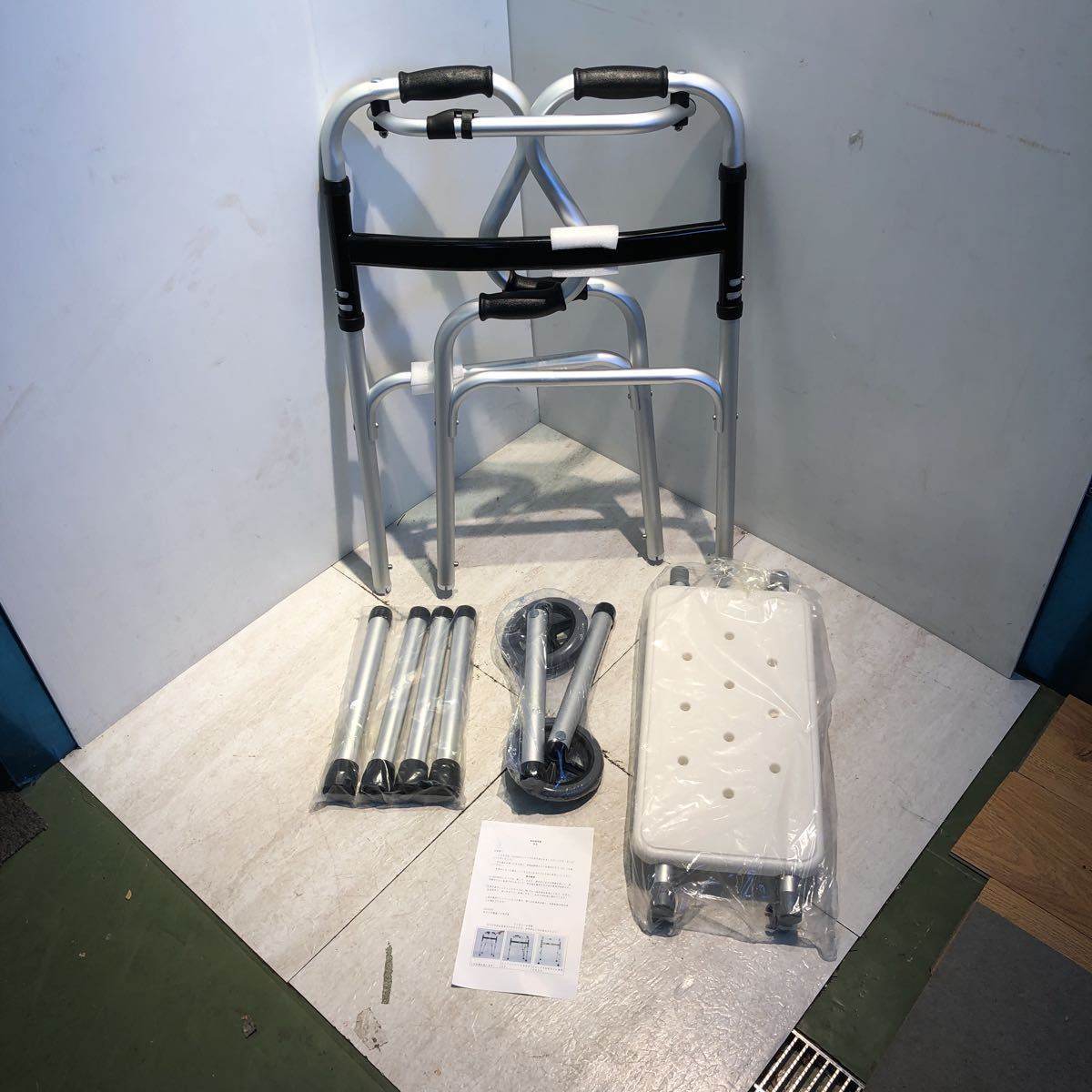 お得，爆買い 折り畳み歩行器 固定式歩行器 キャスター付き シャワーチェア 座席付き 転倒防止 室内室外兼用 老人 障害者用 極軽アルミ 高 さ８段調節(その他)｜売買されたオークション情報、yahooの商品 その他