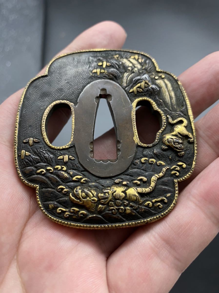 江戸時代 鍔 虎紋金象嵌 刀の鍔 刀装具 日本刀 刀剣道具 鉄製 骨董品