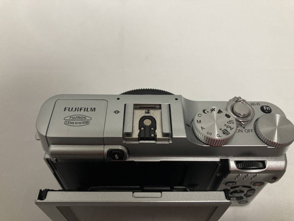 【美品】 フジフィルム FUJIFILM X-A2 ボディ　ホワイト X-A2 FUJIFILM ボディ YM8833＃17 ボディ★ ダブルズームレンズ
