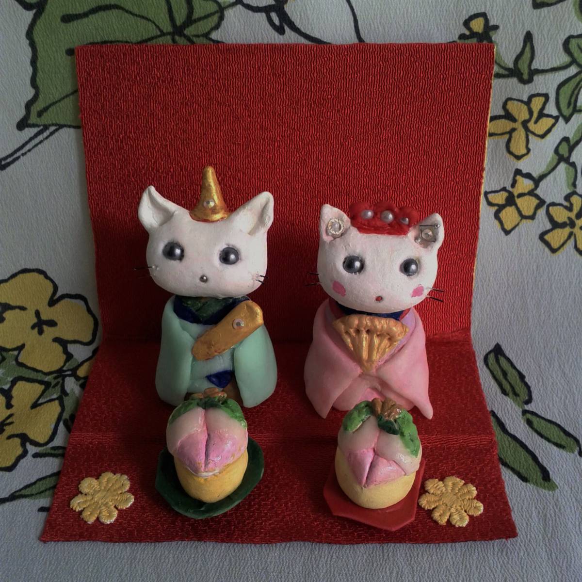 ハンドメイド作品 ミニサイズ3f3猫ちゃんの樹脂粘土製おひな様飾り ちりめん屏風 紙 布 グラスビーズ ひな人形 売買されたオークション情報 Yahooの商品情報をアーカイブ公開 オークファン Aucfan Com