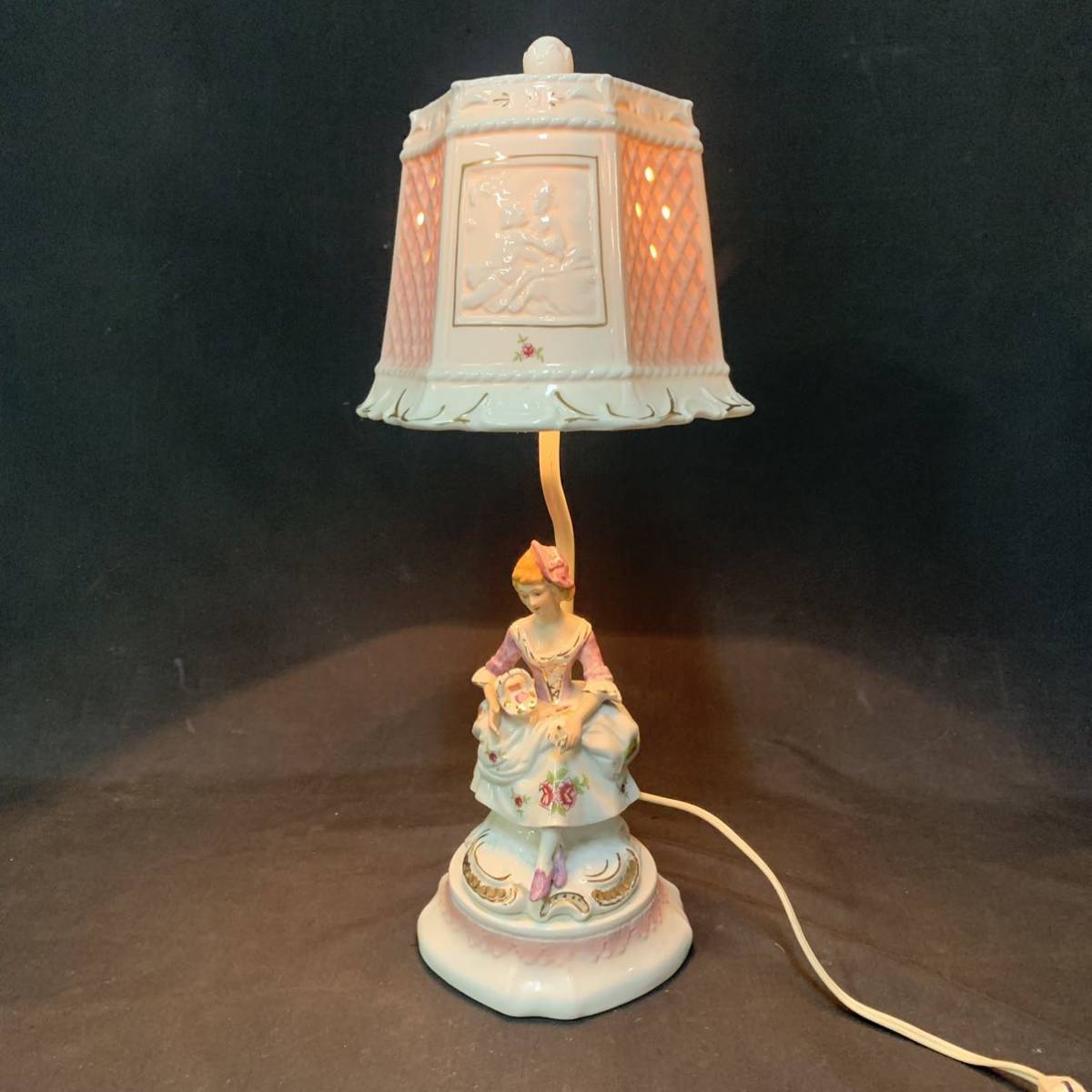 栂94）愛新陶器 テーブルランプ アンティーク 卓上ライト 陶器人形  