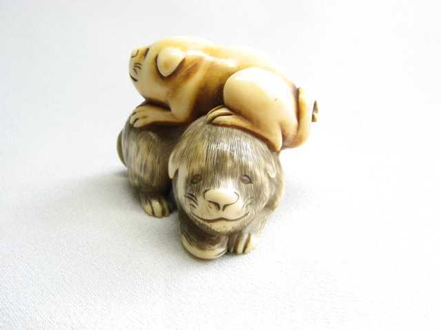 じゃれ合う 犬 ☆ 煙草入 根付 印籠 目貫 前金具 緒締 ☆(根付)｜売買