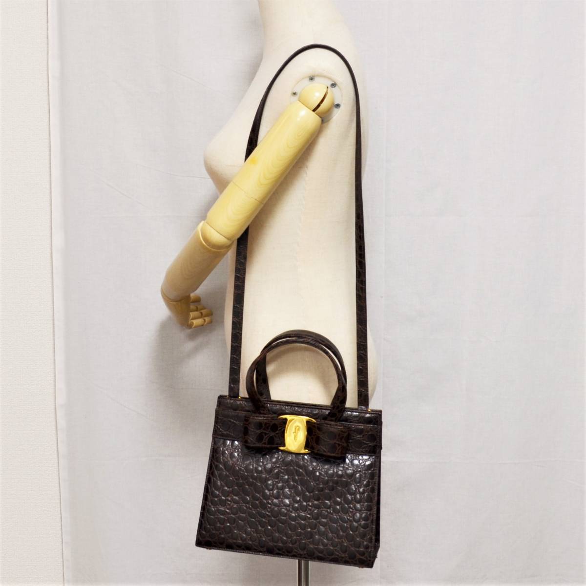 フェラガモ ハンドバッグ 2way ヴァラリボン ゴールド金具 レザー 