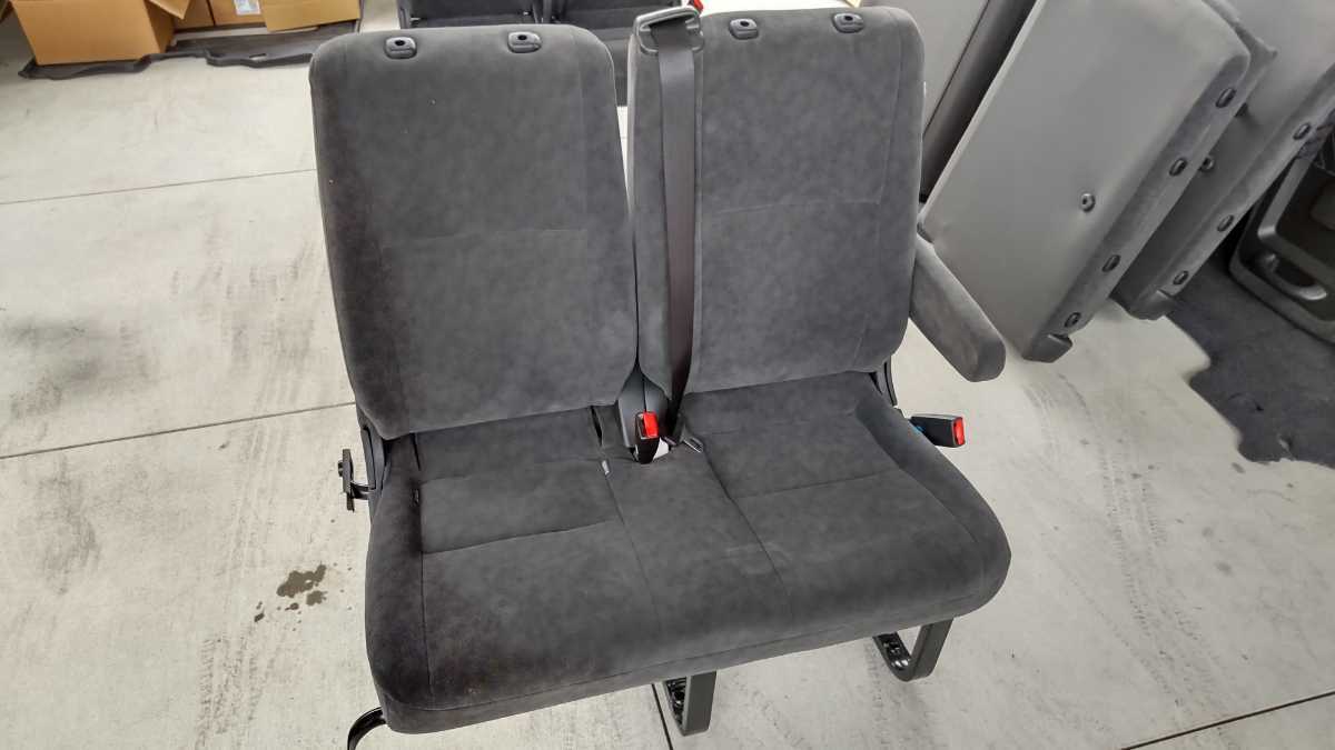 爆買い，お買い得 トヨタ ハイエース 200系 純正 右 後部座席 3列目 新車外し プラスチック部品に傷有り ②(トヨタ用)｜売買されたオークション情報、yahooの商品情報をアーカイブ公開 - オークファン トヨタ用