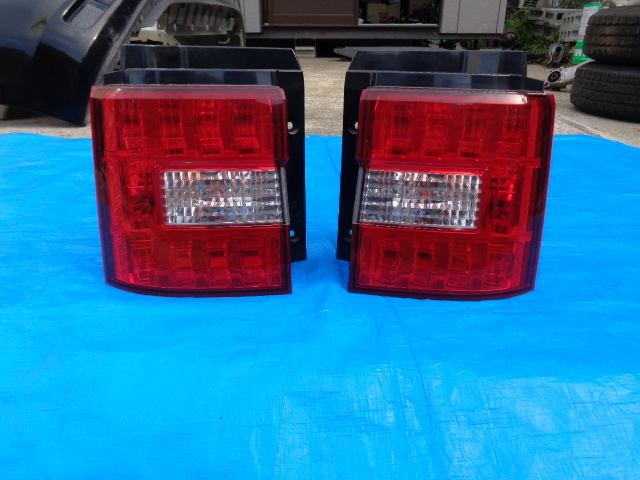 三菱 デリカD:5 CV5W 純正 テールランプ テールライト 左右 管G0401-8