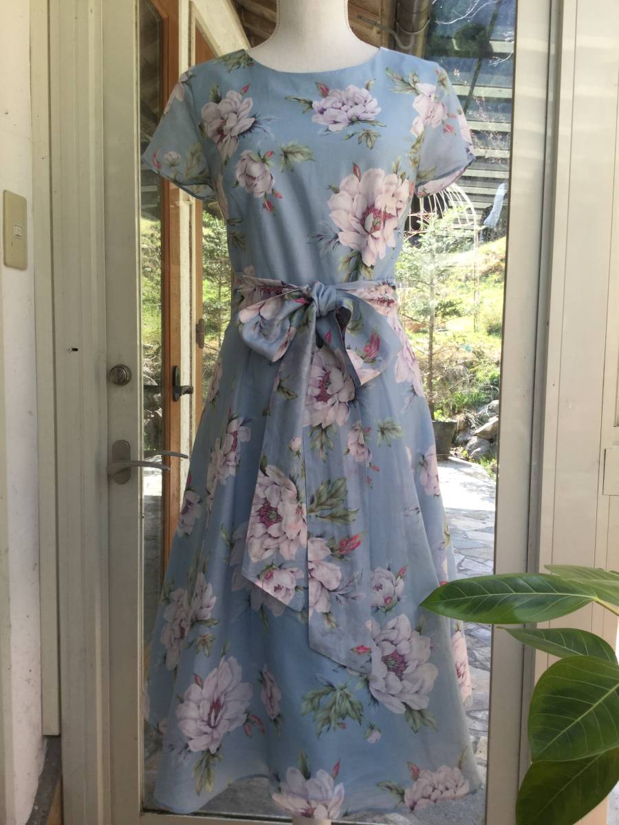 ローラアシュレイ 水色地アイボリー大花柄シルク混ワンピース１１号 ワンピース 売買されたオークション情報 Yahooの商品情報をアーカイブ公開 オークファン Aucfan Com