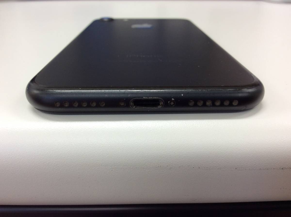 A1779 iPhone7 美品iPhone7・SIMフリー ブラック (MNCK2J&frasl;A) 32GB ■9142　SIMフリー iPhone7 A1779 32GB MNCE2J/A ブラック SIMロック解除済み 最大83％ Apple アップル 本体のみ 保管品