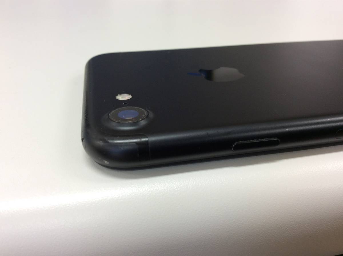 A1779 iPhone7 美品iPhone7・SIMフリー ブラック (MNCK2J&frasl;A) 32GB ■9142　SIMフリー iPhone7 A1779 32GB MNCE2J/A ブラック SIMロック解除済み 最大83％ Apple アップル 本体のみ 保管品