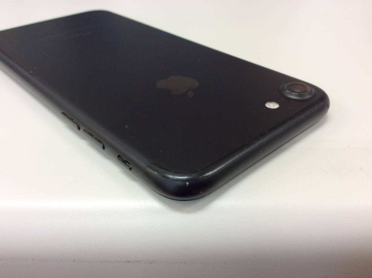 A1779 iPhone7 美品iPhone7・SIMフリー ブラック (MNCK2J&frasl;A) 32GB ■9142　SIMフリー iPhone7 A1779 32GB MNCE2J/A ブラック SIMロック解除済み 最大83％ Apple アップル 本体のみ 保管品