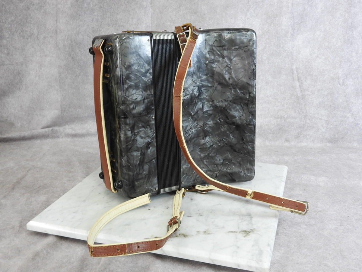 ☆ EUFISA Italiana アコーディオン 30鍵18ベース ケース付き ☆中古