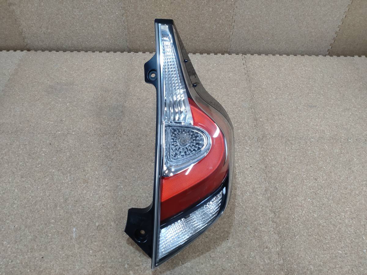 アクア NHP10 トヨタ 右 KOITO 純正 LED テールランプ AQUA ヘッド 