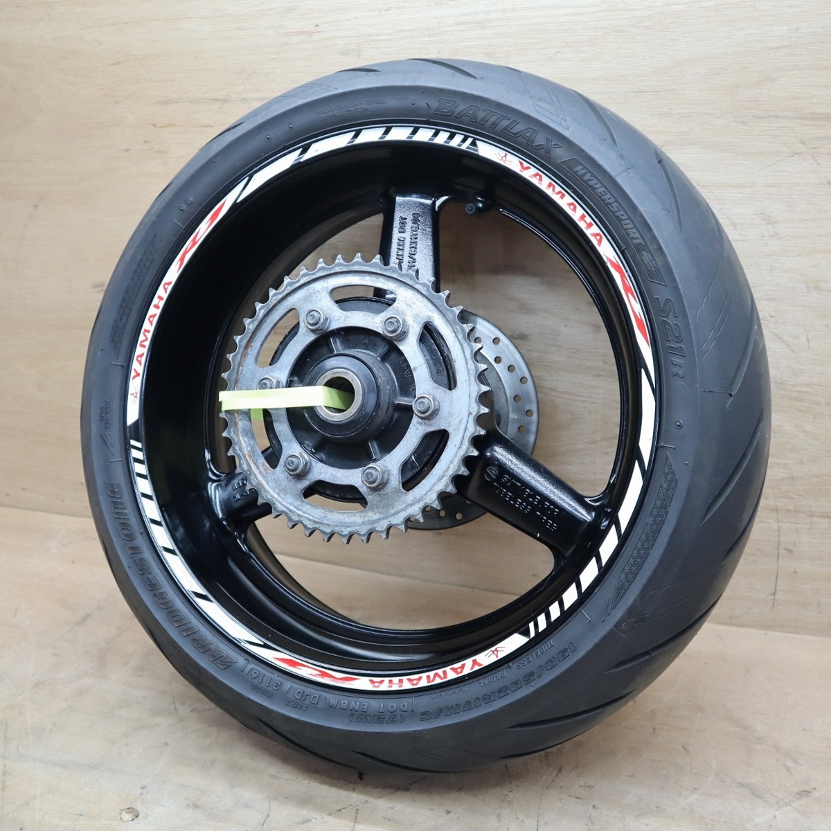ヤマハ YZF-R1 5PW RN09 純正 リアホイール 黒 ブラック 後ろ側 17x6 