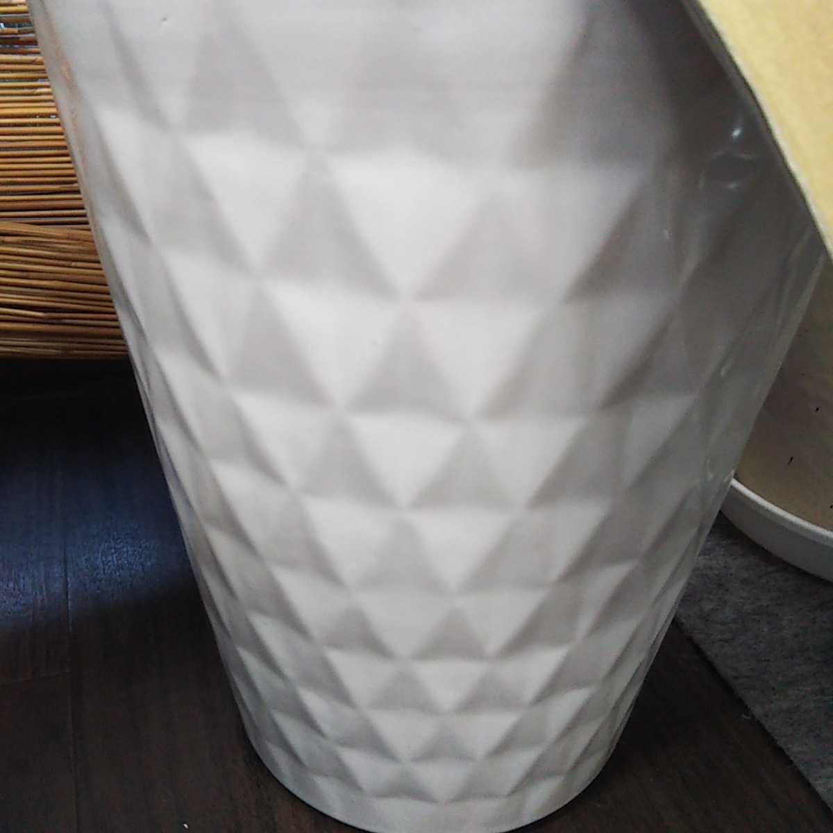 # .植木鉢 胡蝶蘭鉢　陶器鉢2コ　　大大型 USED♪大型鉢2個 ダイヤ柄 オシャレな 白い 陶器鉢 植木鉢 ホワイト
