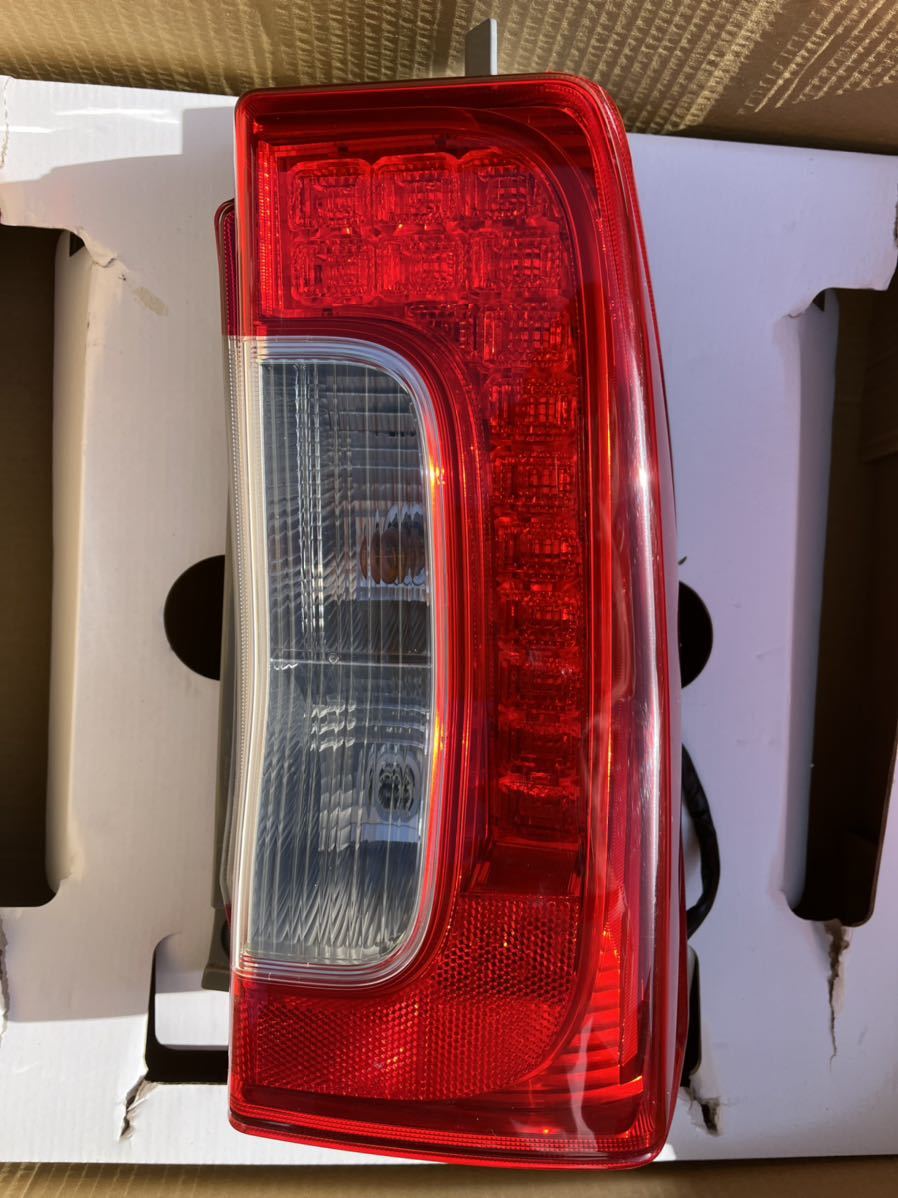 LA600 タント テールランプ KOITO 右テール 純正 LED ダイハツ タント