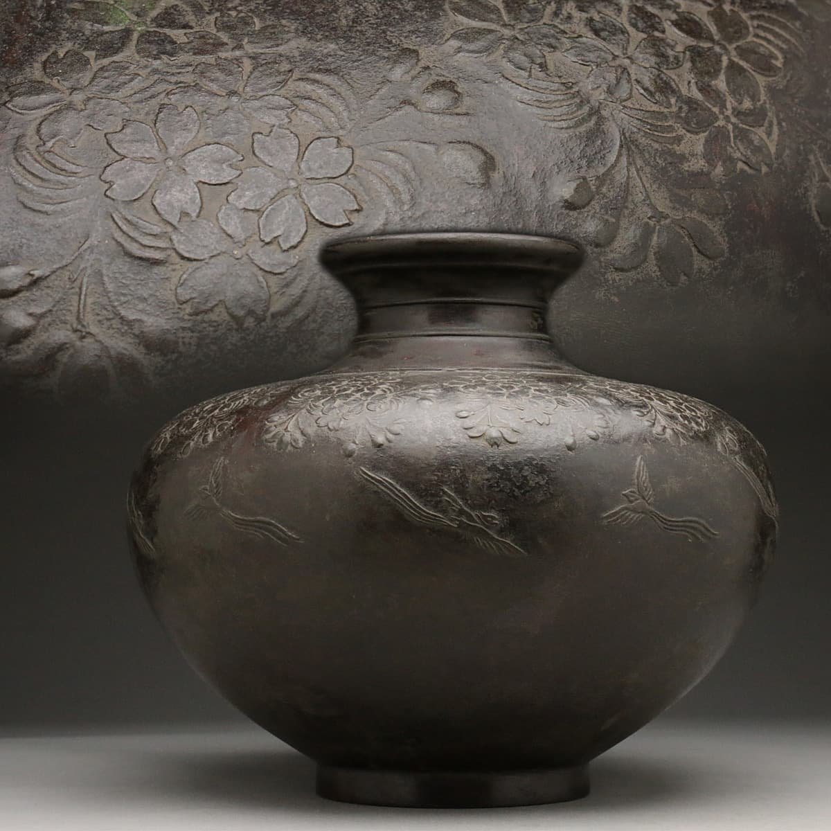 花瓶 有田焼 重5.9kg・銅桜 時代物 EB764 高25cm 古銅 銅花瓶 平丸形