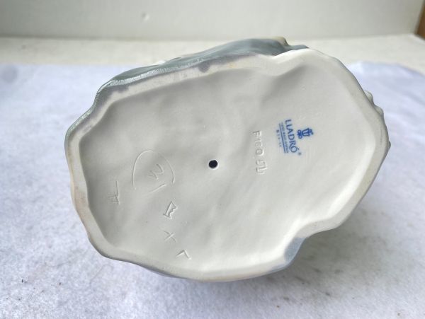 G100-O18-450 LLADRO リヤドロ 海のそよ風 本を持つ女性 陶器人形