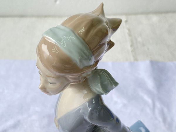 G100-O18-450 LLADRO リヤドロ 海のそよ風 本を持つ女性 陶器人形