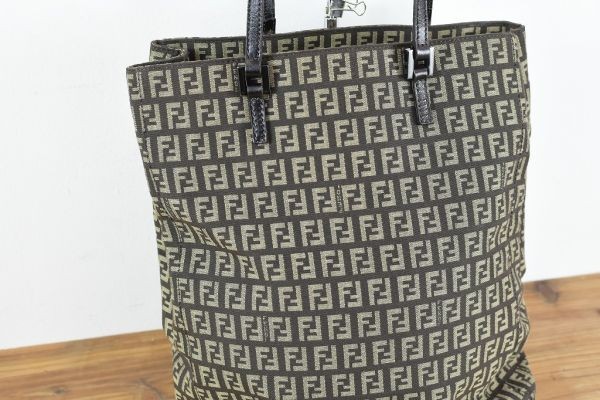 【新品タグ付き】フェンディ ロゴ総柄 ズッカ柄 チェック調 ネイビー ホワイト AW A2365 高級 FENDI フェンディ FF ズッカ ズッキーノ 総柄