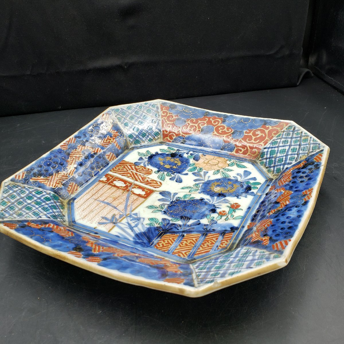 大皿 玩 銘有り 23.5cm 角皿 飾皿 古伊万里 ？ 色絵 金彩 青 赤 花