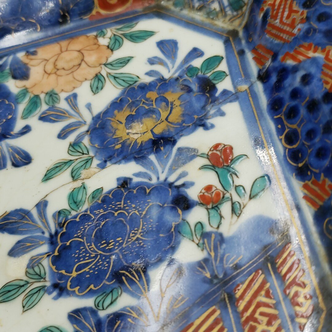 大皿 玩 銘有り 23.5cm 角皿 飾皿 古伊万里 ？ 色絵 金彩 青 赤 花