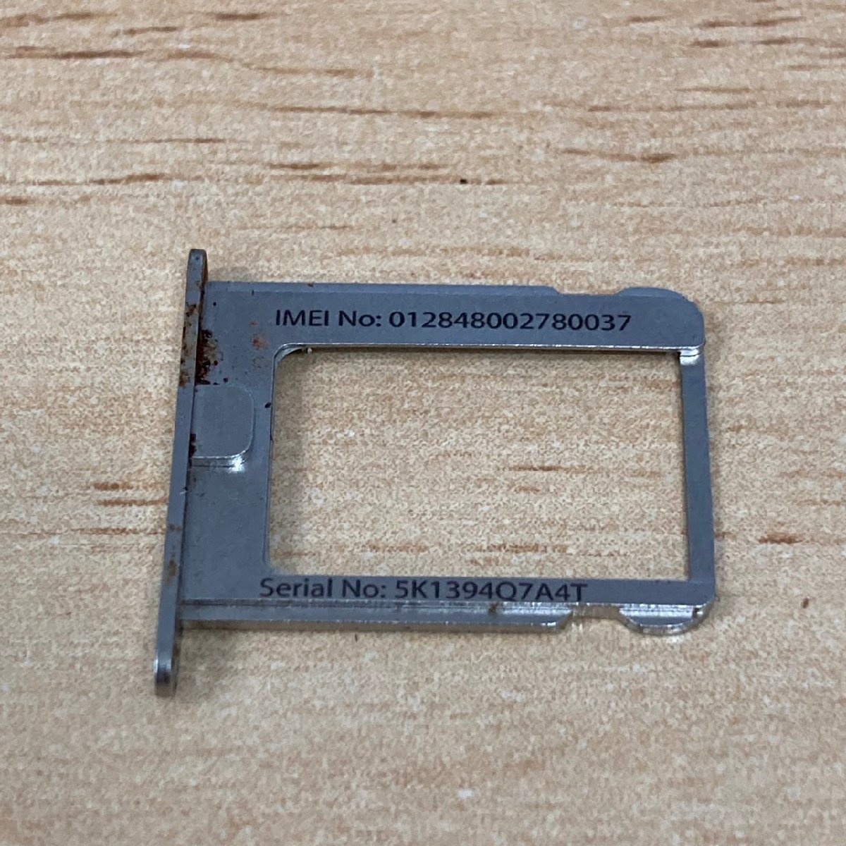 ジャンク Apple iPhone3台 iPHONE 8 au〇／iPHONE 6 SB〇／iPHONE 4 SB