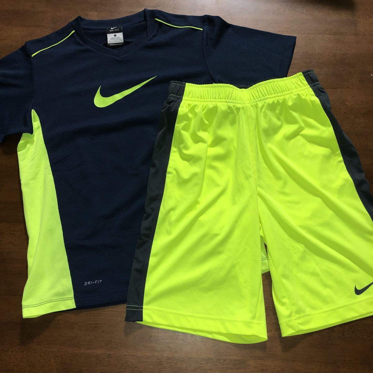 【お得，人気SALE】 NIKE/ナイキ Tシャツ Lサイズ/160㎝ ハーフパンツ Mサイズ/150㎝ 上下２枚セット スポーツウェア ネイビー&times;蛍光イエロー(上下セット)｜売買されたオークション情報、yahooの商品情報をアーカ 上下セット