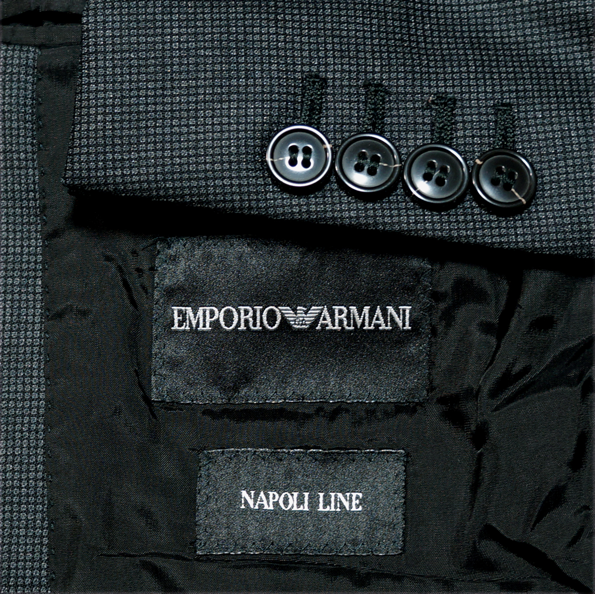 EMPORIO ARMANI (エンポリオアルマーニ) ナポリは昨夜、真っ黒のエンポリオ・アルマーニのスーツを着て | シングル エンポリオ アルマーニ メンズ ジャガード シャドーストライプ シルク混 通販 スーツ＆タキシード |公式エンポリオ MTOスーツとは