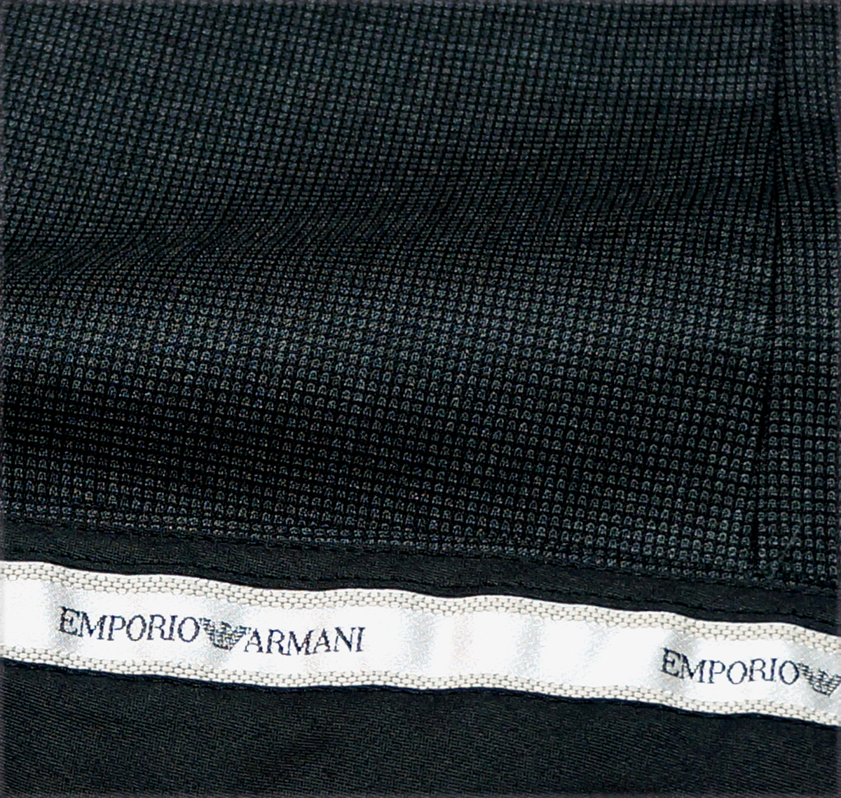 EMPORIO ARMANI (エンポリオアルマーニ) ナポリは昨夜、真っ黒のエンポリオ・アルマーニのスーツを着て | シングル エンポリオ アルマーニ メンズ ジャガード シャドーストライプ シルク混 通販 スーツ＆タキシード |公式エンポリオ MTOスーツとは