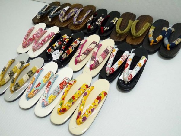 【定番，定番人気】 KIRUKIRU 下駄＆草履 12点 大量 商品説明内に詳細画像あり 着物 浴衣 kimono geta zori 夏祭り 花火大会 和装 着付け(M寸)｜売買されたオークション情報、yahooの商品情報をアーカイブ公開 - オークフ M寸